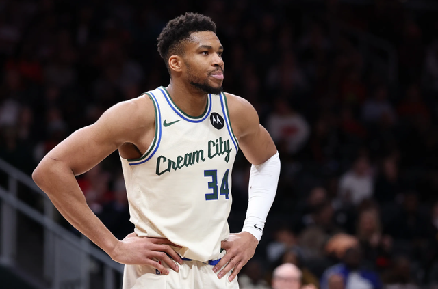 KAIYUNSPORTS-字母因伤无限期休战！暂未考虑赛季报销 或打完雄鹿生涯最后一战