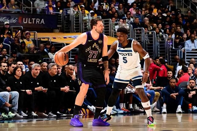 开云体育-湖人升至西部第四！“东里”合砍62分引4人上双 华子仅14分成败笔|森林狼|爱德华兹|东契奇|三分球|里夫斯_新浪体育_新浪新闻