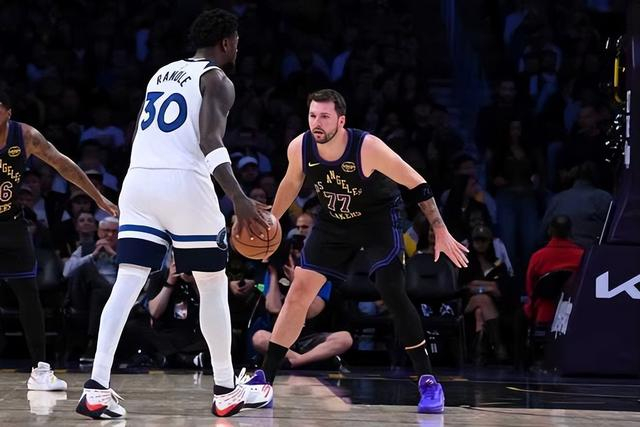 开云体育-湖人升至西部第四！“东里”合砍62分引4人上双 华子仅14分成败笔|森林狼|爱德华兹|东契奇|三分球|里夫斯_新浪体育_新浪新闻