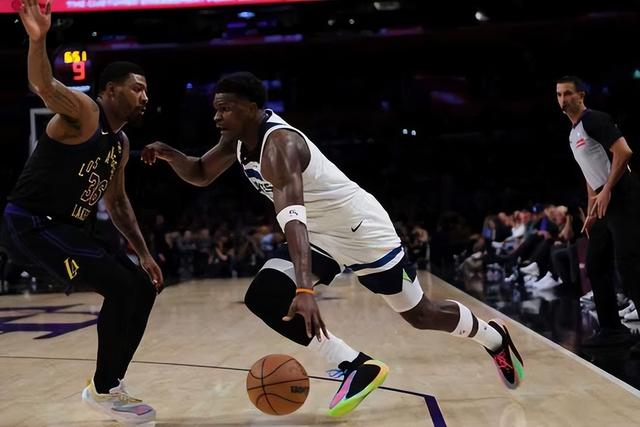 开云体育-湖人升至西部第四！“东里”合砍62分引4人上双 华子仅14分成败笔|森林狼|爱德华兹|东契奇|三分球|里夫斯_新浪体育_新浪新闻