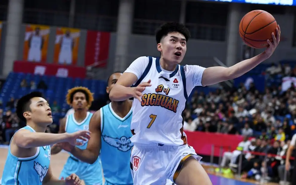 CBA要变天了!四川41连败球员都快跑光了,香港金牛3连冠坐等升级